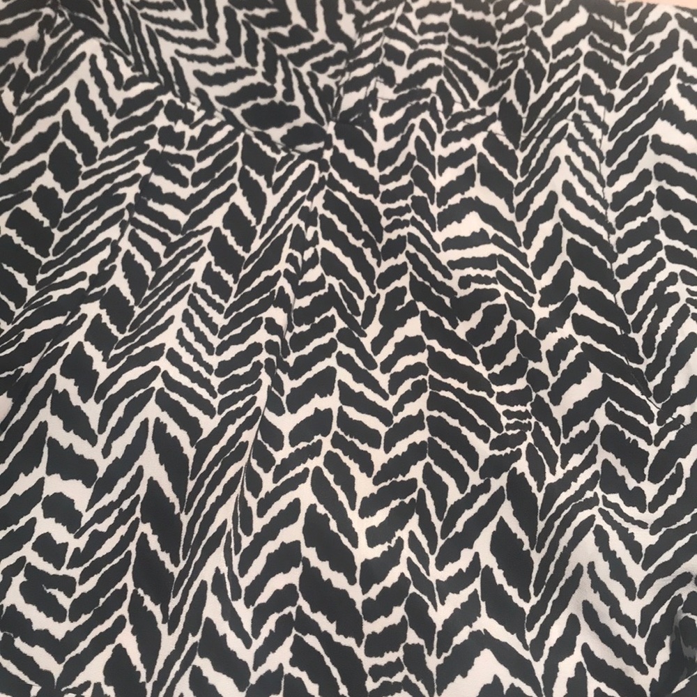 Express Pattern Shorts Size 8 - Picture 2 of 4